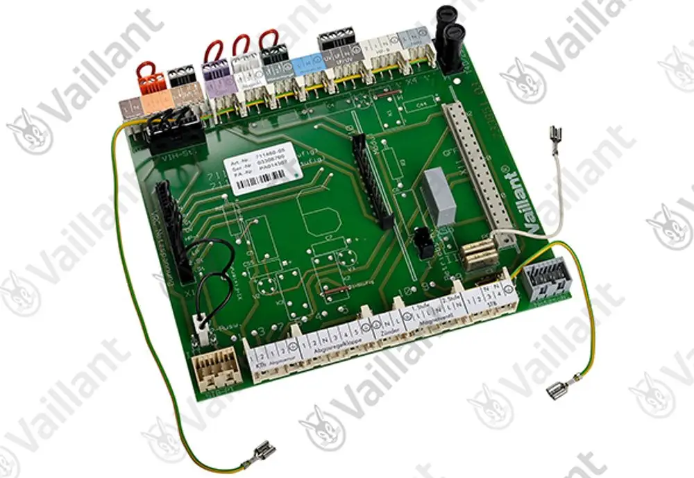 Leiterplatte von Vaillant, grüne Platine mit verschiedenen Anschlussklemmen und elektronischen Komponenten. Muster zur Steuerung in Heizungsanlagen.
